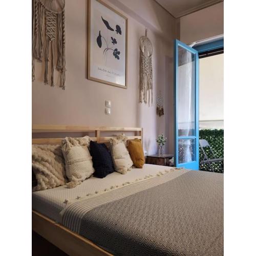 Viva la Frida Boho Apartment in Central Athens