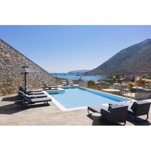 ViveVerde Villa, featuring 3 Pools - Walking distance to Beach & Shops, By ThinkVilla