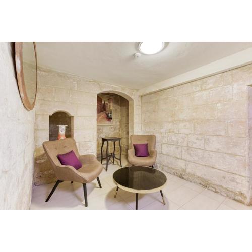 VLT214 - Charming Valletta Townhouse