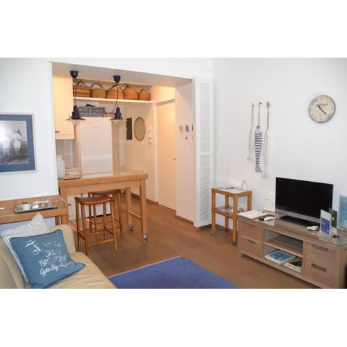 Vouliagmeni seaside flat