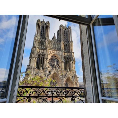 VUE EXCEPTIONNELLE sur la CATHÉDRALE, haut standing et garage privé