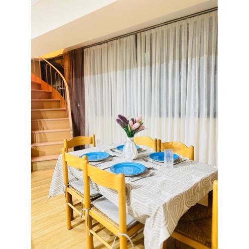 Warm & Spacious Apartment with Balcony