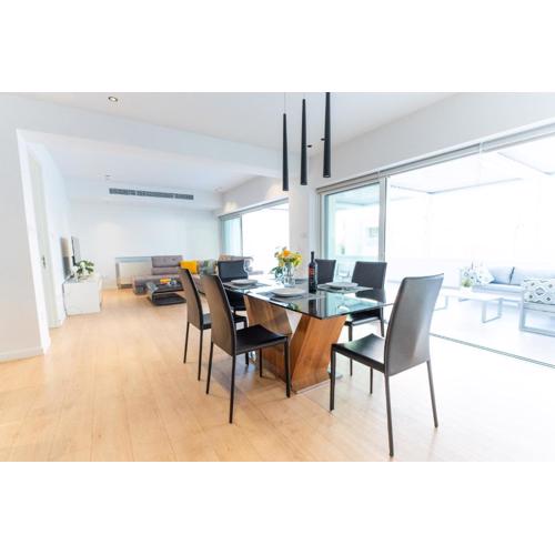 WealthyStays - Deluxe Downtown with spacious balcony