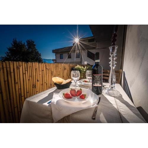 Welcome to Casa di Lucca - Your Friendly Retreat with Terrace and Parking