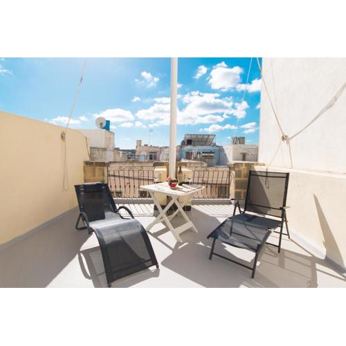 Well Located Townhouse & Courtyard Kalka - Happy Rentals