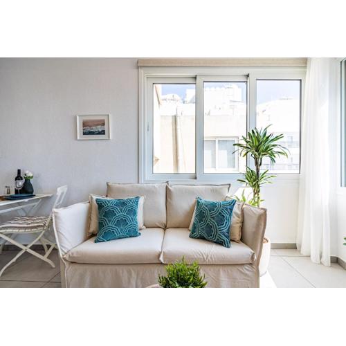 Whispering Palms 1-BR Apt By Finikoudes Beach