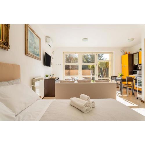 { White Garden } -Comfort, Parking & Wi-Fi-