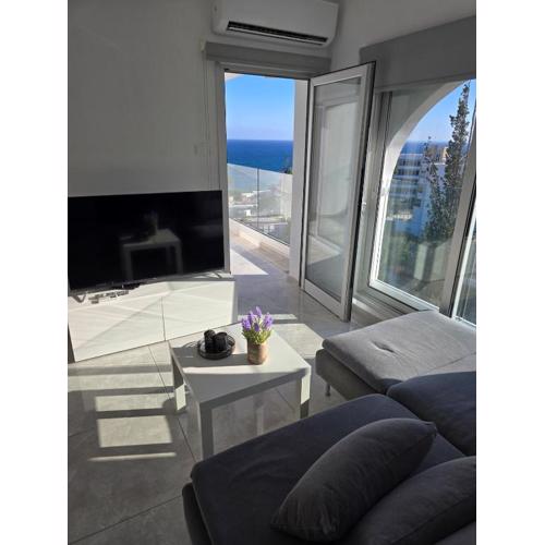 White Sea View Apartment