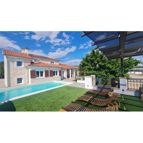 Whitestone Villa