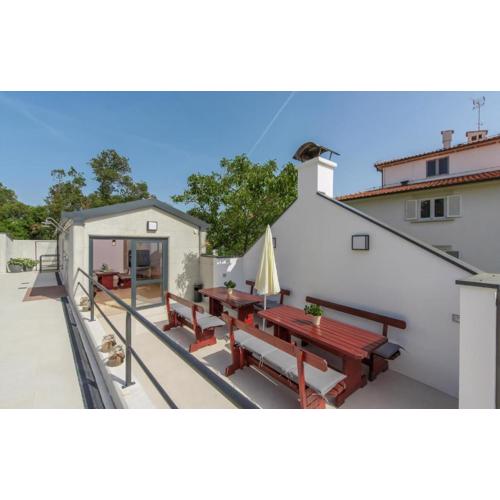 Wohnung In Pjescana Uvala Mit Großer Terrasse