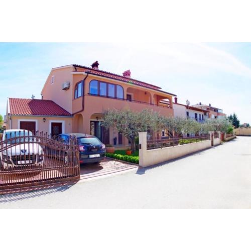 Wohnung in Pula mit Garten, Terrasse und Grill
