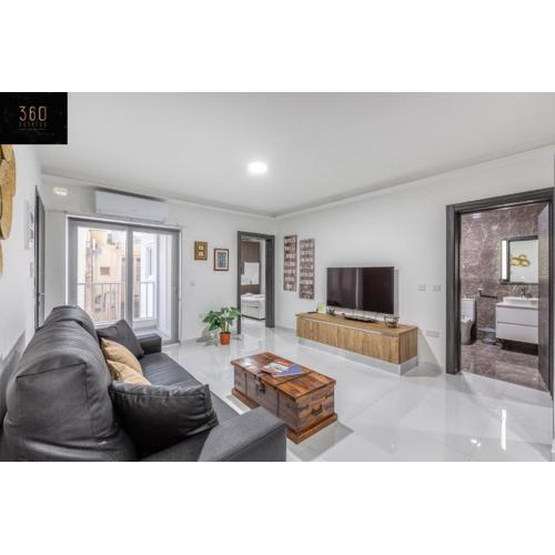 Wonderful 2BR home, w/ comfy sofa, SMART TV & WIFI by 360 Estates