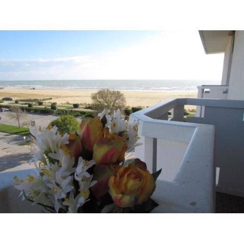 Wonderful apartment in front of the sea by Beahost