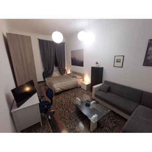 Wow Home - 175 mq - posteggio privato - davanti porto traghetti - fino a 10 posti letto