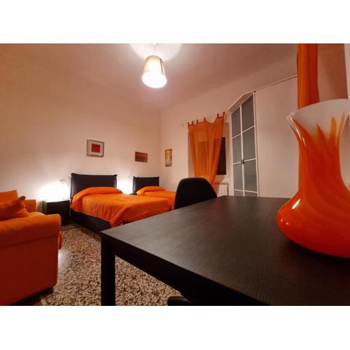 WOW HOME 2 - 175 mq - posteggio privato - davanti porto traghetti - fino a 10 posti letto - balcone