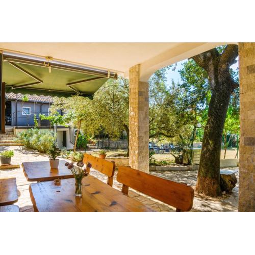 Wunderschönes Ferienhaus In Pomer Mit Garten