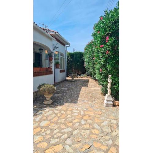 Xalet Azul, your secret garden in L\