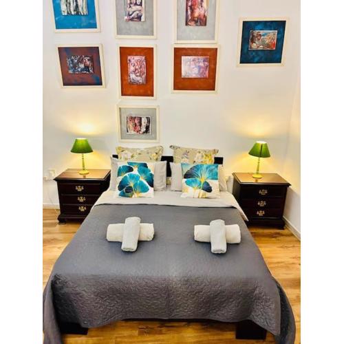 XL Massive Art-Filled Home in Central Area, WALK to Sliema, St Julian\