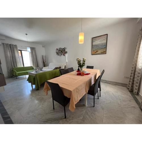 XL Spacious Apartment, 4-BR Home in Central Area, WALK to Sliema - St Julian\