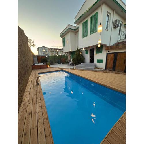 Yeşil Panjurlu Bahçeli Villa
