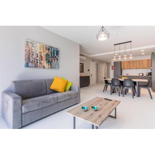 Your home away from home - top floor apt close to the beach & entertainment