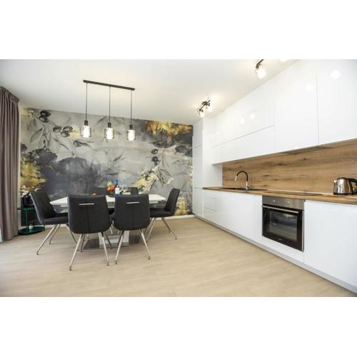 Yuki 2BR apt w balcony and parking near old town