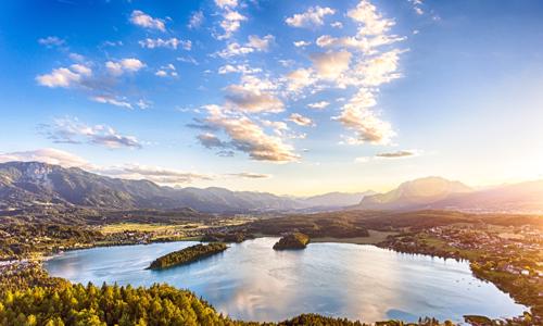 Alpská dovolená u jezera Wörthersee: Pobyt v Hotelu Rocket Rooms se snídaní, občerstvením a kartou plnou slev