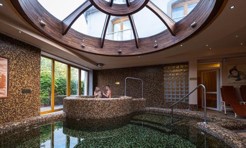 Balaton 300 m od jezera: Wellness Hotel Laroba **** s polopenzí a neomezeným wellness (bazén, vířivky, sauny)