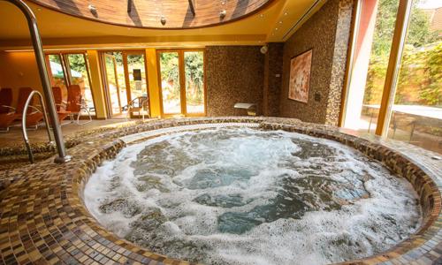 Balaton 300 m od jezera: Wellness Hotel Laroba **** s polopenzí, sklenkou vína a neomezeným bazénem + sauny
