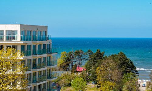Baltské moře 500 m od pláže v Resortu Król Plaza Spa & Wellness s polopenzí a neomezeným bazénem + 3 sauny