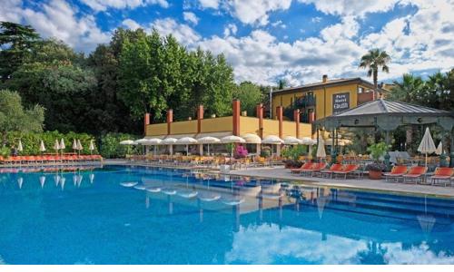 Bardolino na břehu Lago di Garda v Parc Hotelu Gritti **** se snídaní nebo polopenzí a wellness + sekt a sleva