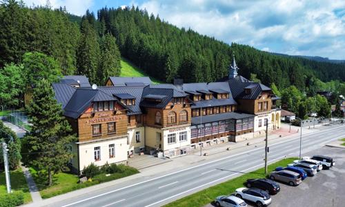 Beskydy: 3* Hotel Bauer s polopenzí, neomezeným wellness (bazén, vířivka, 3 sauny) a slevovou kartou + fitness