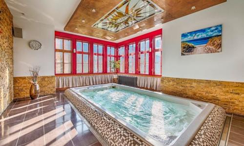 Beskydy: Hotel Zlatý Orel Ostravice **** s polopenzí, privátním wellness s bazénem a saunou + relax v jeskyni