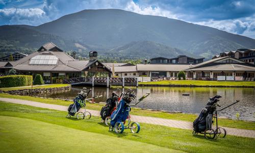 Beskydy nedaleko Stezky v oblacích Valaška: Golfový resort Prosper Golf Čeladná *** se snídaní