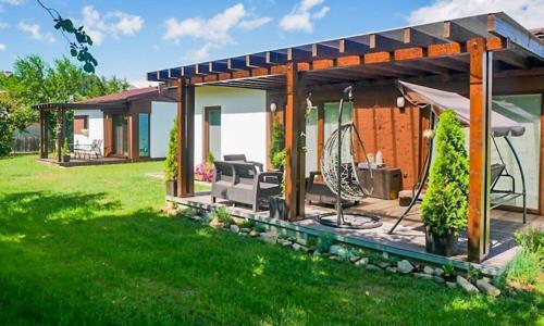 Beskydy nedaleko Stezky Valaška a ski areálů ve stylovém apartmánu v Campingu Rožnov pod Radhoštěm + snídaně