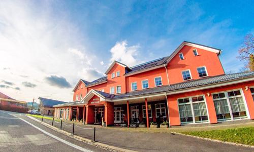 Beskydy poblíž aquaparku: Hotel Hukvaldy *** s polopenzí, wellness a bazénem neomezeně + finská a infra sauna