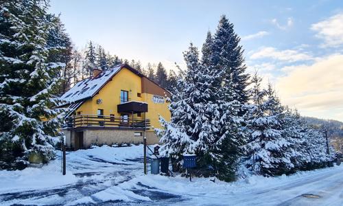 Beskydy u Pusteven a ski areálů: Penzion Na Lůkách s polopenzí, saunou, koupací kádí a kulečníkem + skibus