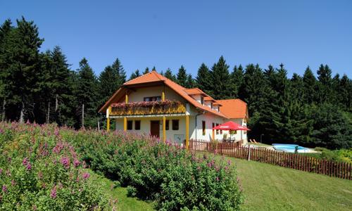 Bílé Karpaty blízko hranic, Strážnic a Luhačovic: Penzionu Mikulčin vrch 799 m n. m. + snídaně formou bufetu