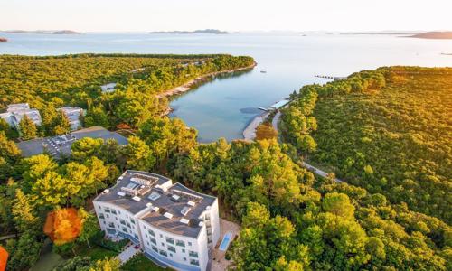 Biograd na Moru: 4* Crvena Luka Resort se snídaní či polopenzí, soukromou pláží, bazény a wellness + animace