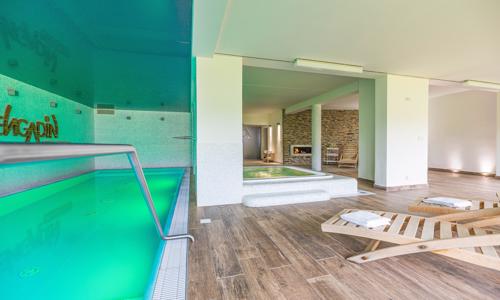 Boží Dar: Apartmán Engadin až pro 4 osoby se snídaní a neomezeným i privátním wellness (bazén, vířivka, sauny)