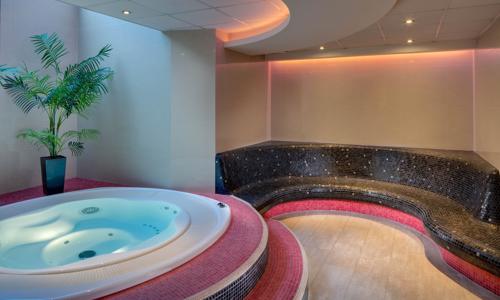 Brno u centra: Hotel Avanti **** se střešním wellness s parádním výhledem (vířivka, sauna) + bowling a snídaně