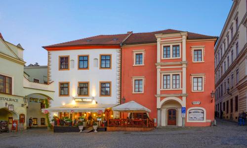Český Krumlov: Pobyt přímo v centru luxusně v Depandanci Hotelu Grand **** se snídaní/polopenzí + Prosecco