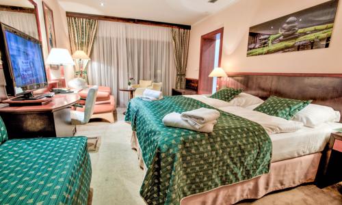 Český Krumlov: Pobyt přímo v centru luxusně v Hotelu Grand **** či dependanci se snídaní/polopenzí + Prosecco