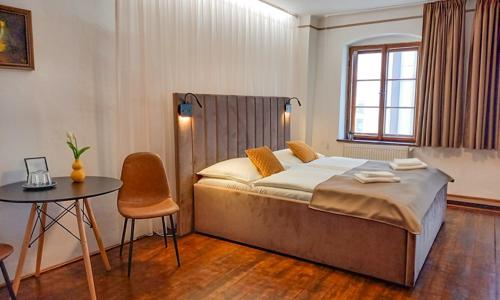 Český Krumlov: Pobyt přímo v historickém centru města v Hotelu Švamberský dům se snídaněmi formou bufetu