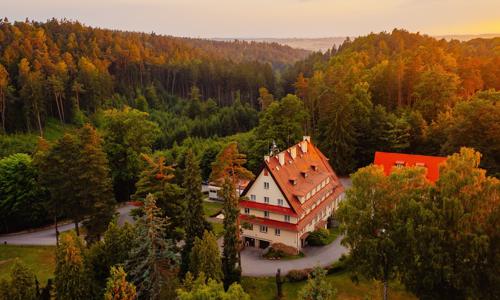 Český ráj: Dovolená v Parkhotelu Skalní město *** s vínem neomezeně + polopenze a sleva na vířivku či zábaly