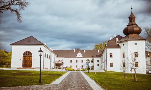 CHKO Ponitří v Chateau Appony **** s polopenzí, wellness s panoramatickým bazénem a historickou knihovnou