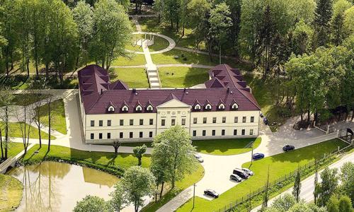 CHKO Slavkovský les: Pobyt na Zámku Kamenný Dvůr s gurmánskou polopenzí, neomezeným wellness + piknikový koš