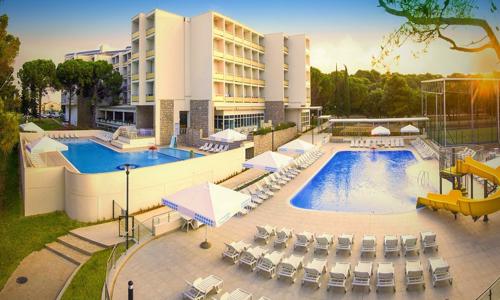 Chorvatsko: Biograd na Moru jen 800 m od pláže v Hotelu Adria **** s plnou penzí plus + 3 bazény a animace