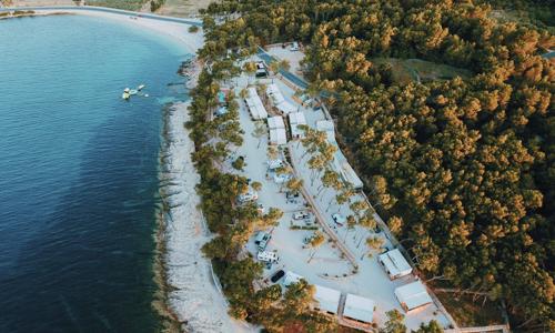 Chorvatsko: Brač jen 30 m od moře v Boutique Campingu Bunja ve stylovém domku až pro 6 osob + vybavená kuchyně