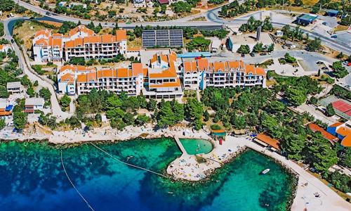 Chorvatsko jen 100 m od moře v Hotelu Zagreb *** s plnou penzí, bazény, saunou a animacemi + dítě zdarma